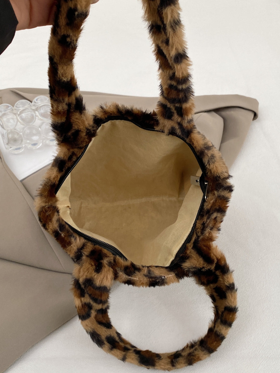 Leopardenflauschige Handtasche mit Reißverschluss