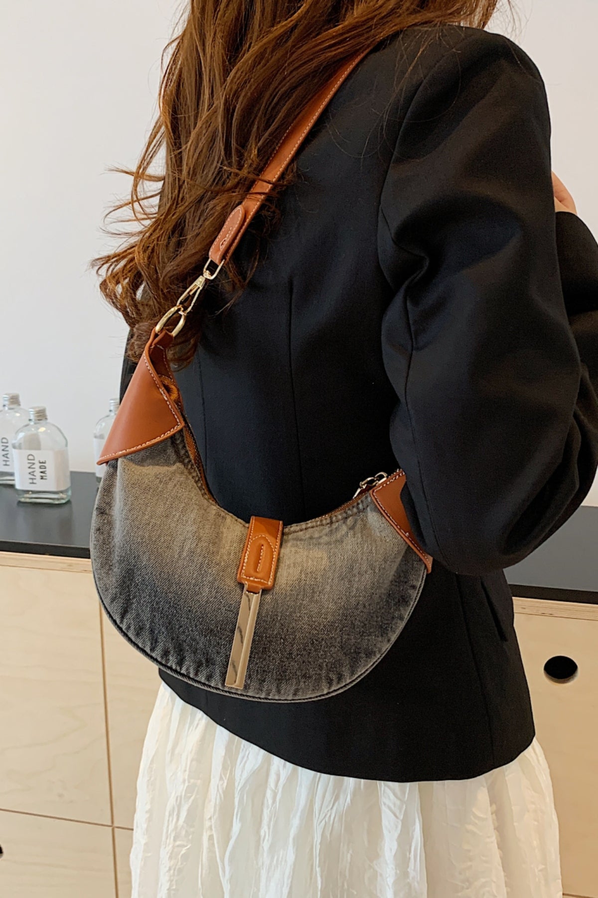 Schultertasche aus kontrastierendem Denim