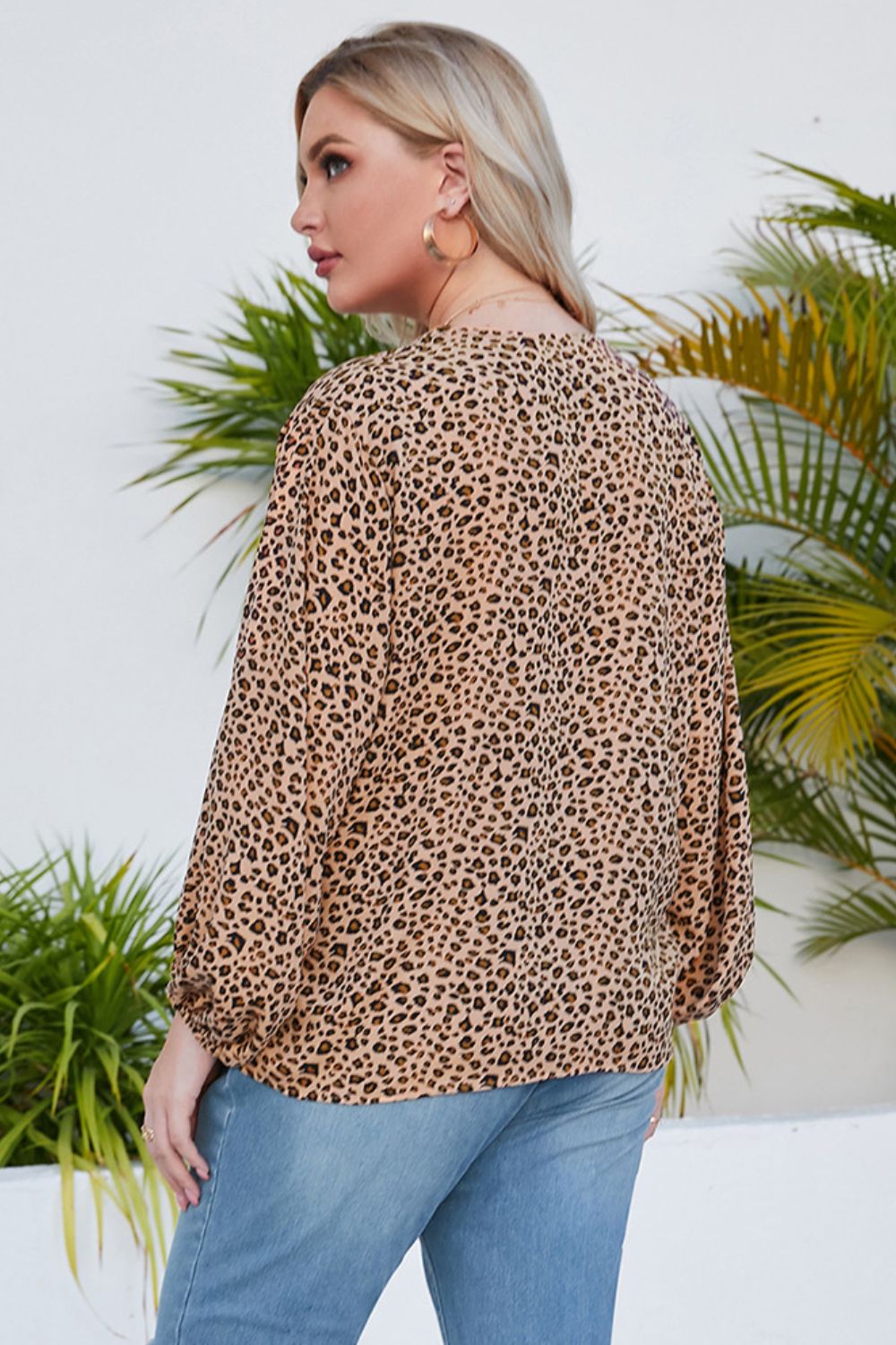 Bluse mit Ballonärmeln und V-Ausschnitt und Animalprint in Übergröße