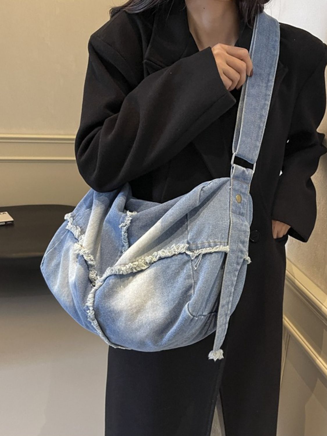 Raw Hem Gradient Crossbody Tas