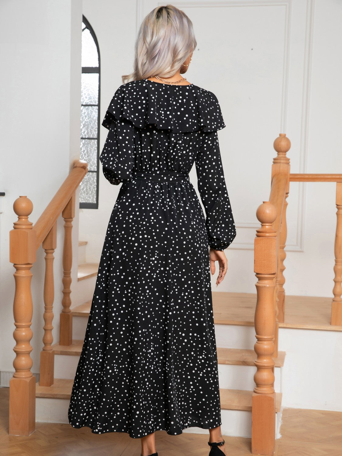 Langärmliges Kleid mit Schlitz und Polka Dots zum Binden vorn