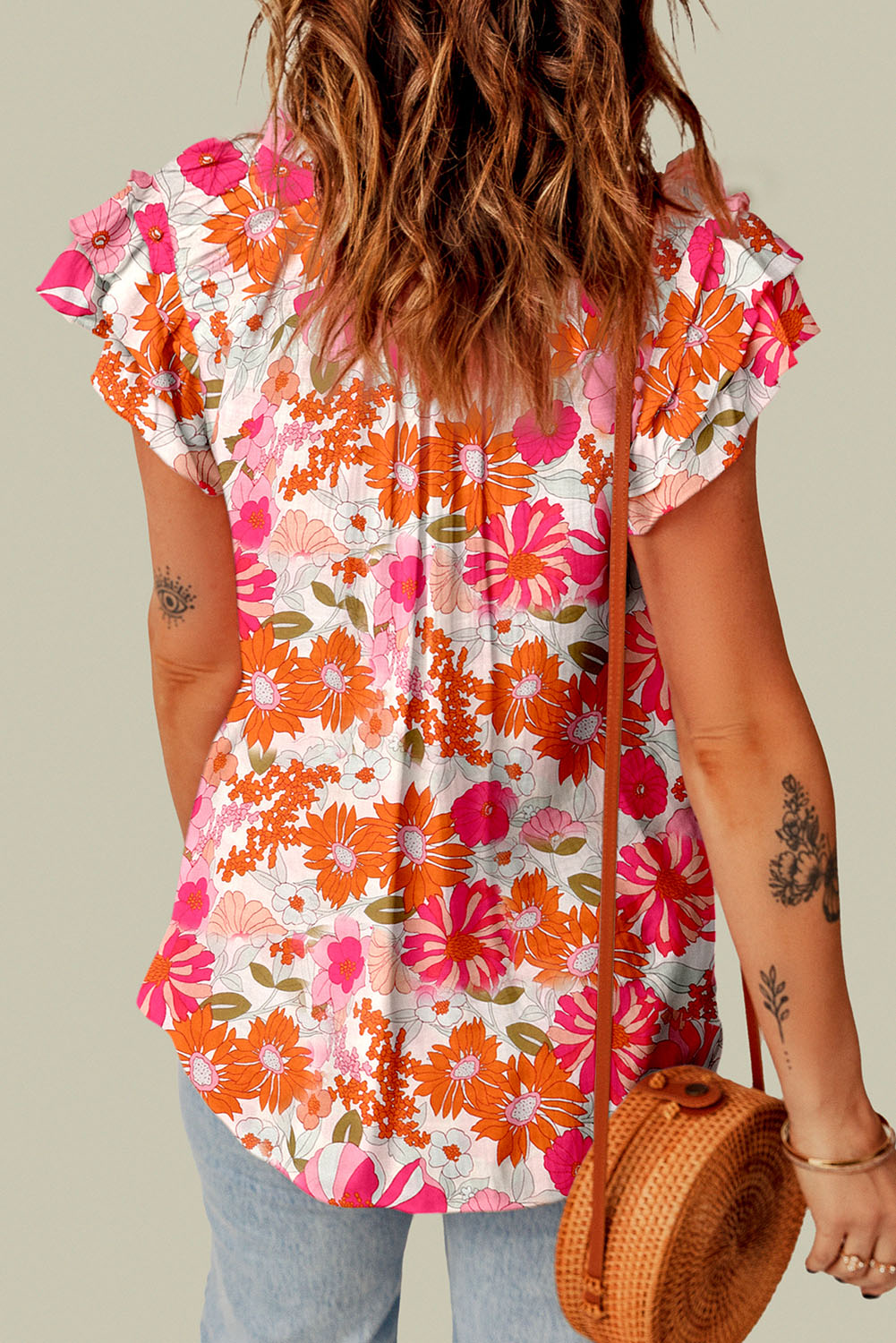 Bluse mit Blumenmuster, Bindekragen und Flatterärmeln