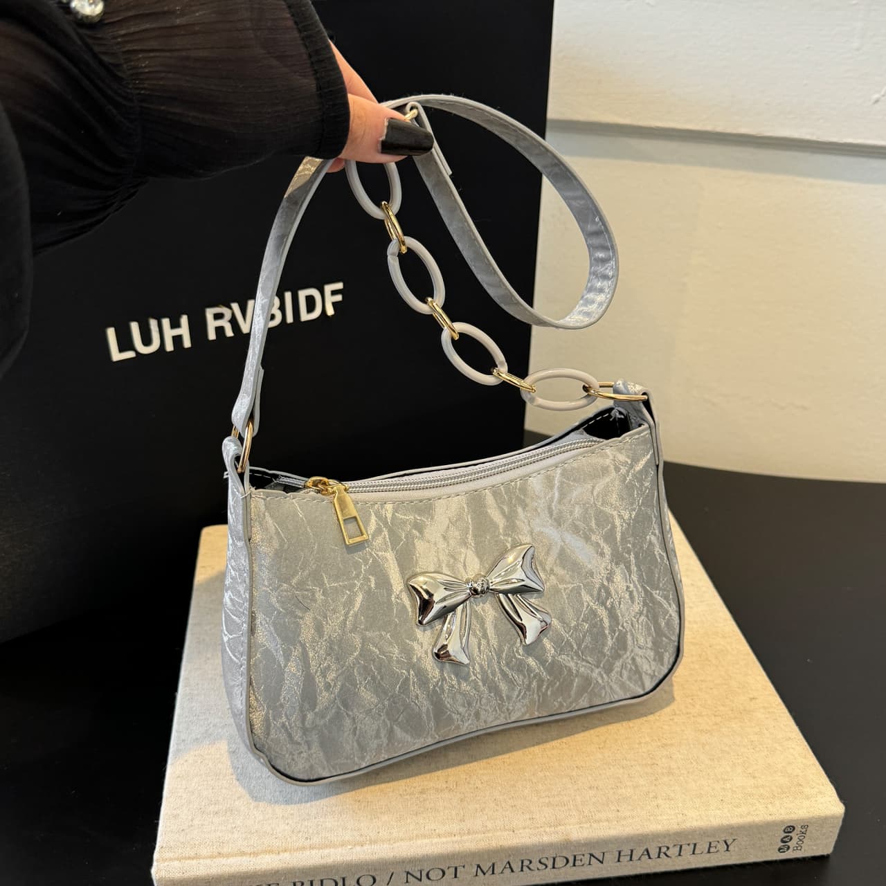 Schultertasche aus PU-Leder mit Schleife