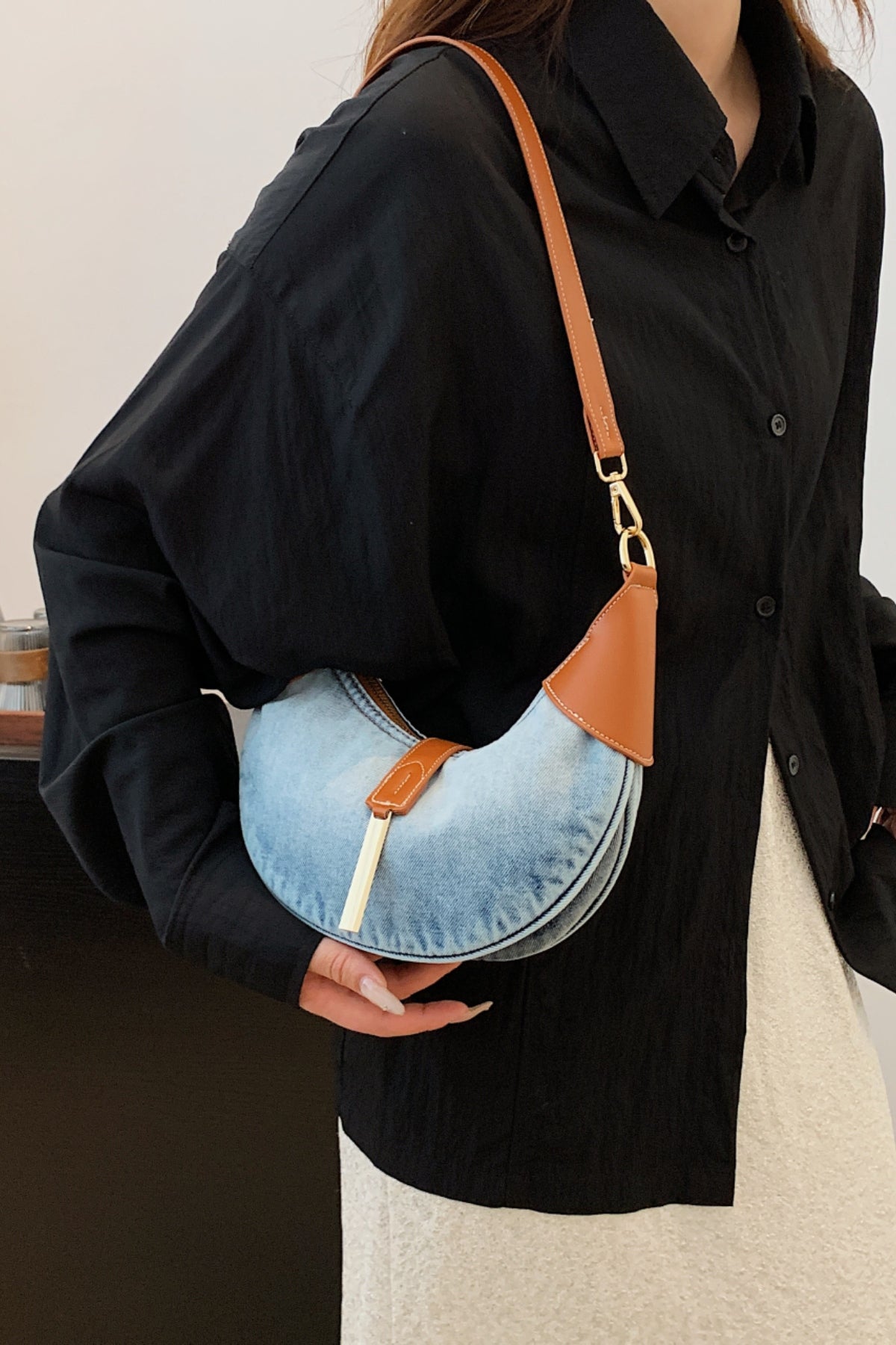 Schultertasche aus kontrastierendem Denim