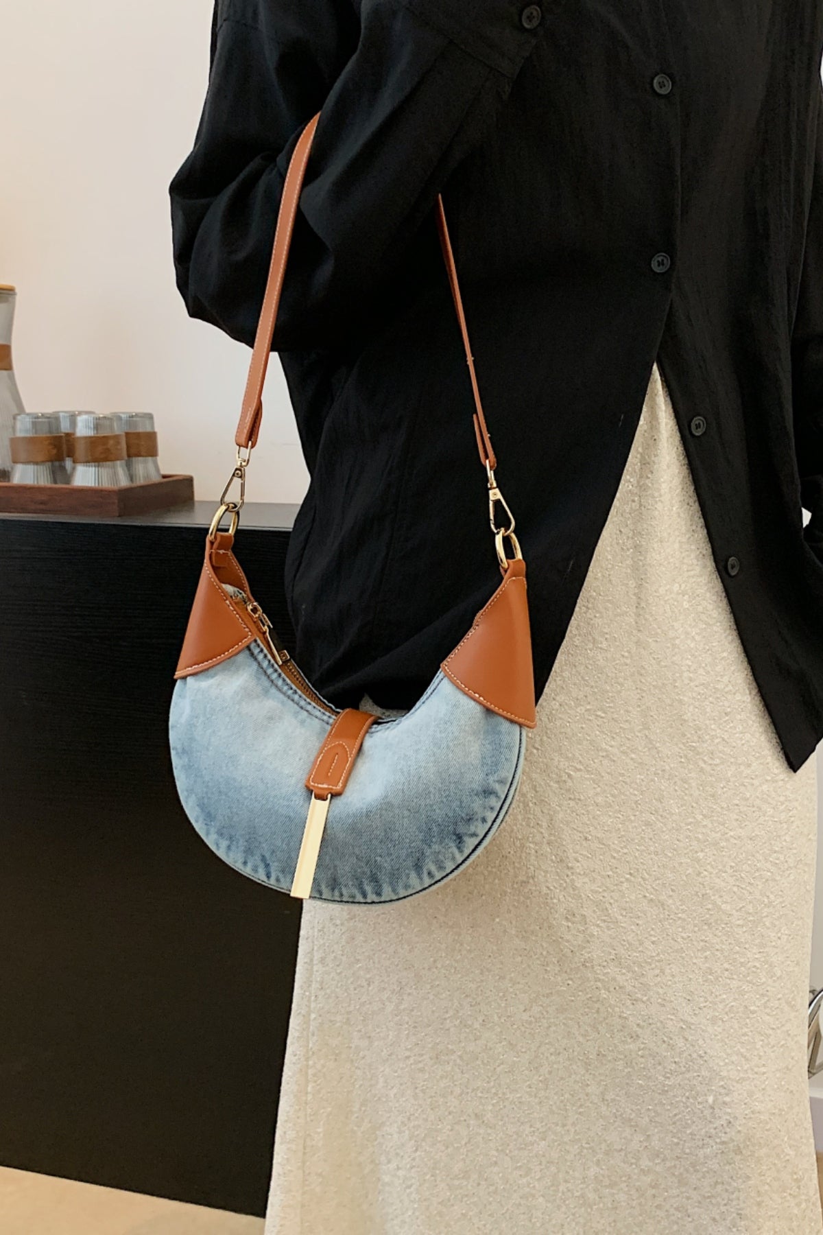 Schultertasche aus kontrastierendem Denim