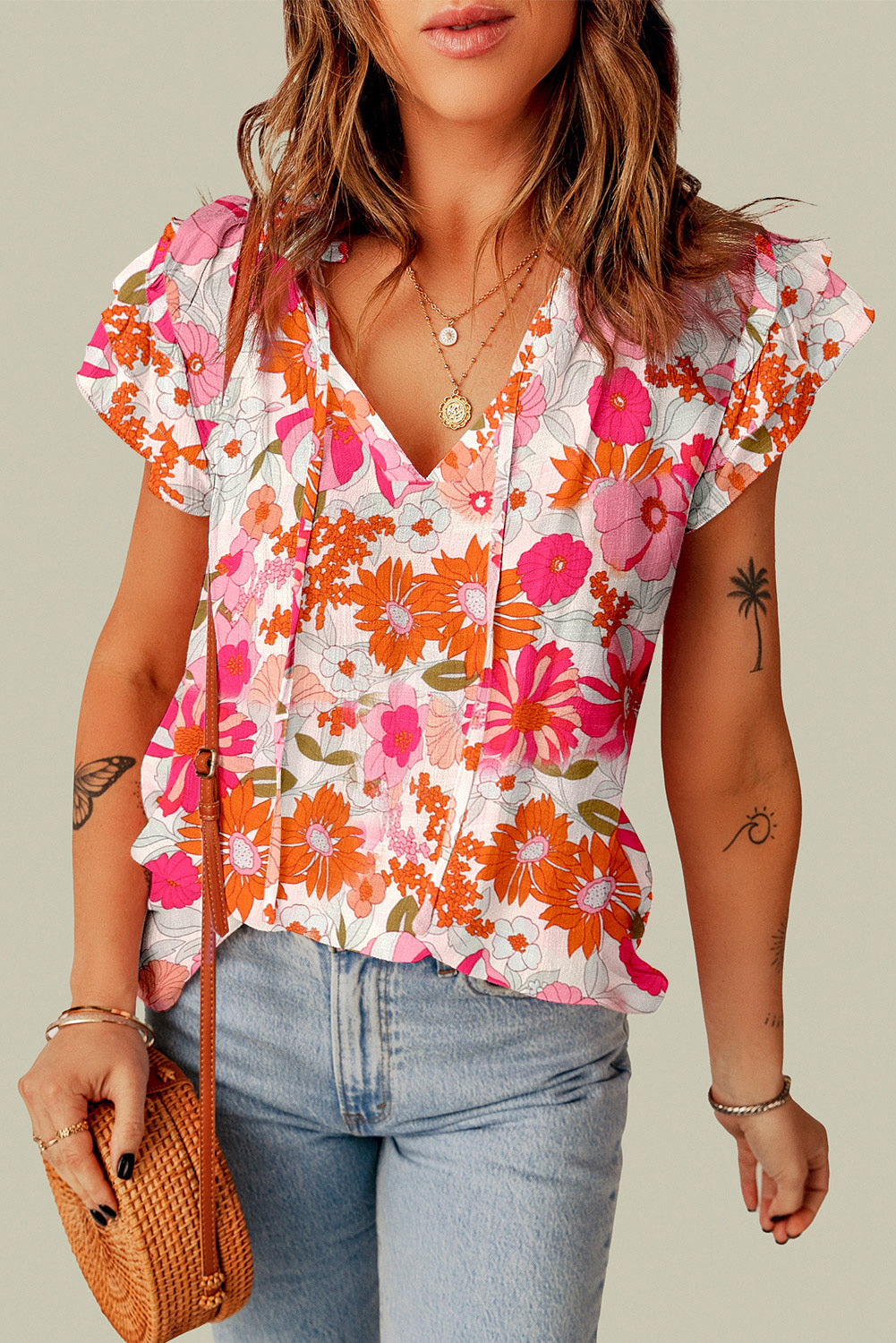 Bluse mit Blumenmuster, Bindekragen und Flatterärmeln