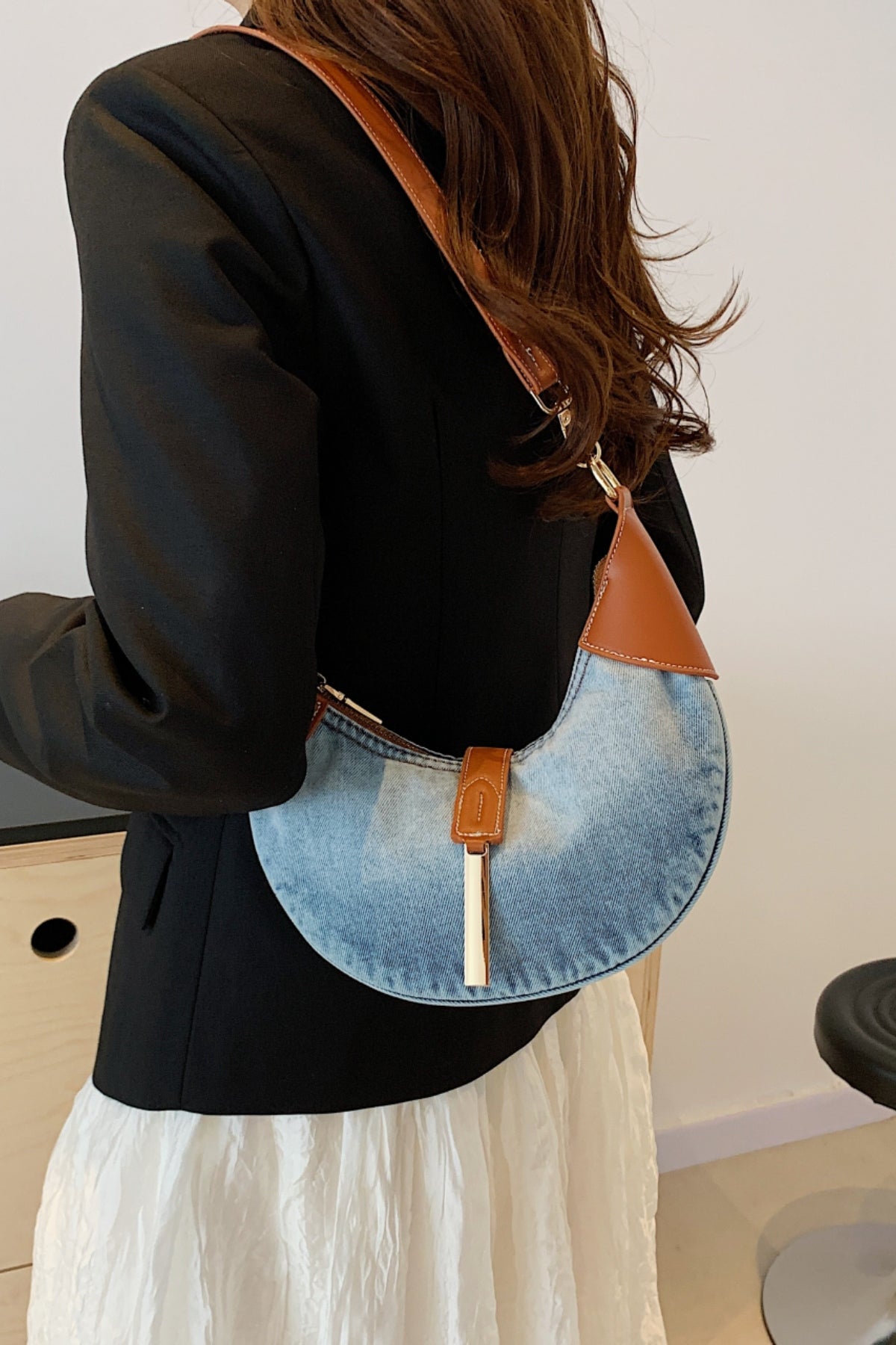 Schultertasche aus kontrastierendem Denim