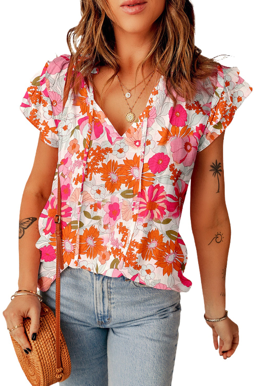 Bluse mit Blumenmuster, Bindekragen und Flatterärmeln