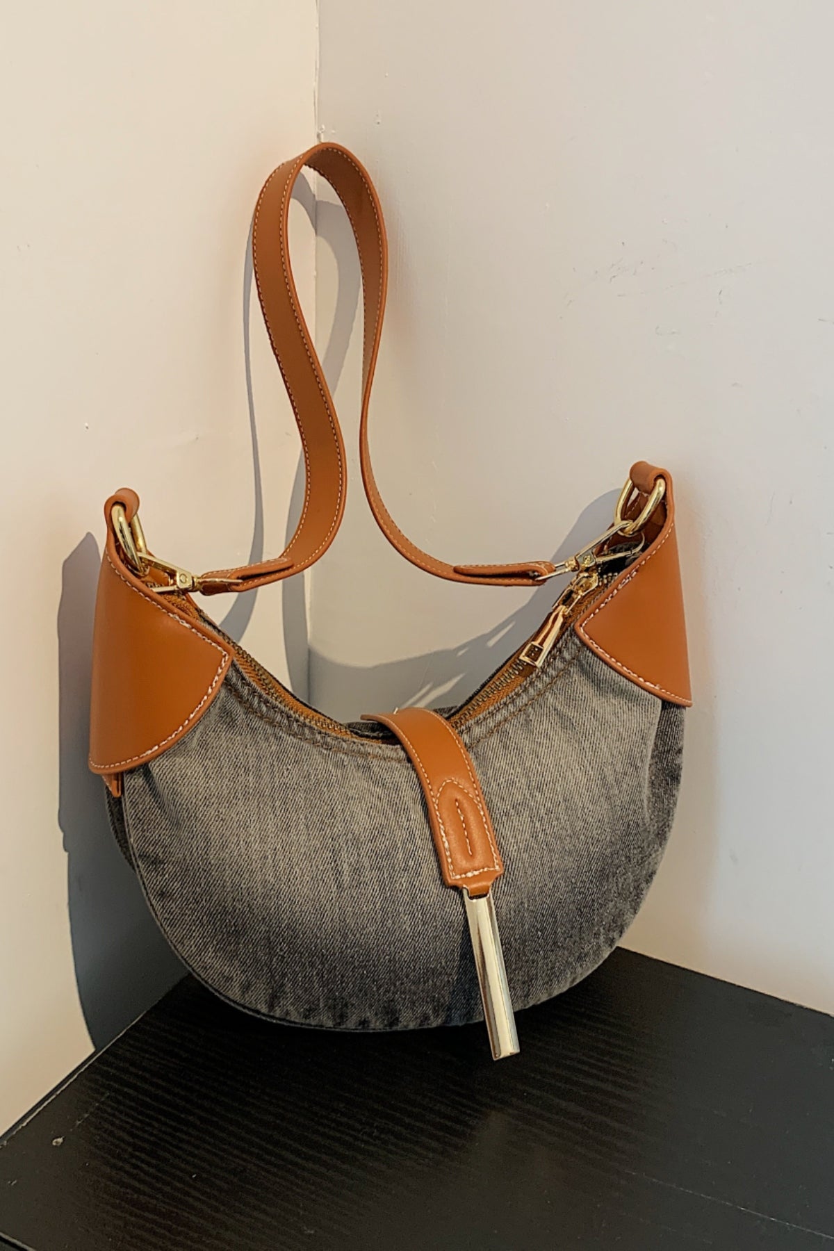 Schultertasche aus kontrastierendem Denim